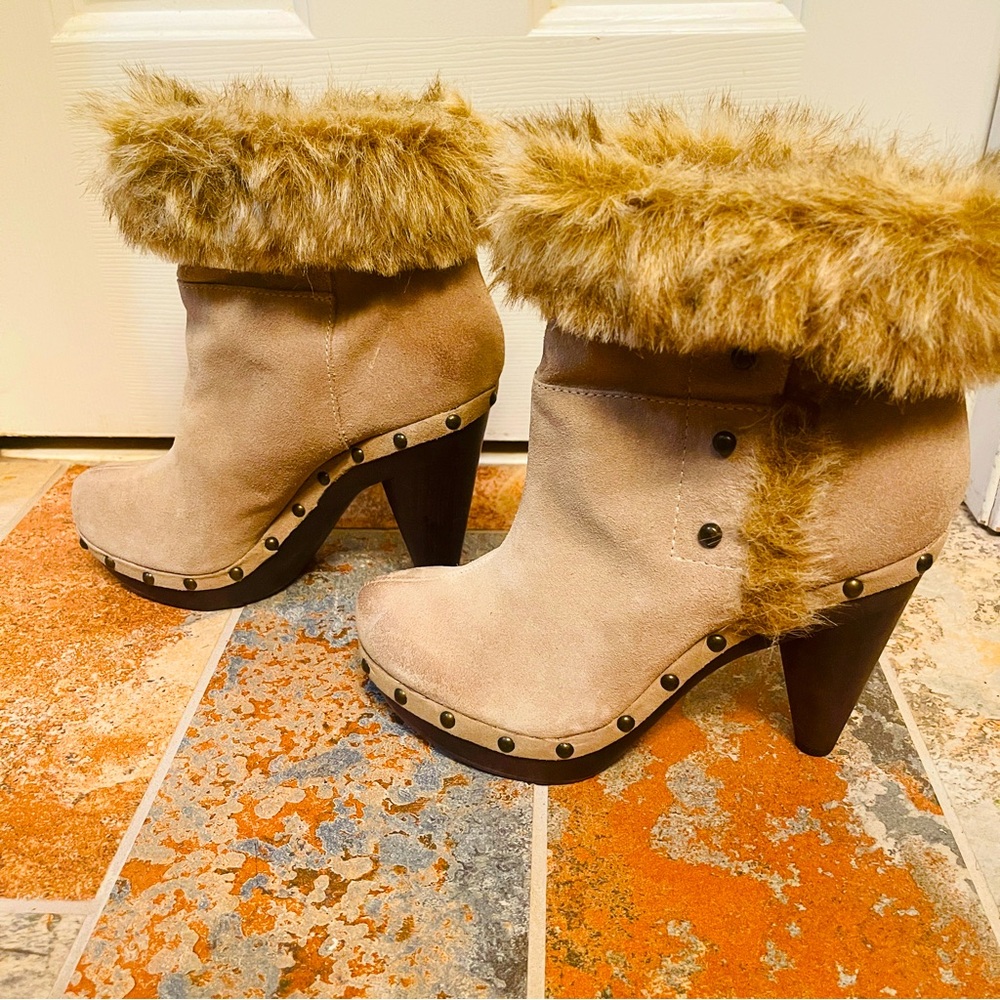 🐿️NWOB! Seychelles Fabulous Beige Suede Fur Topped Rivet Accents Platform Heels